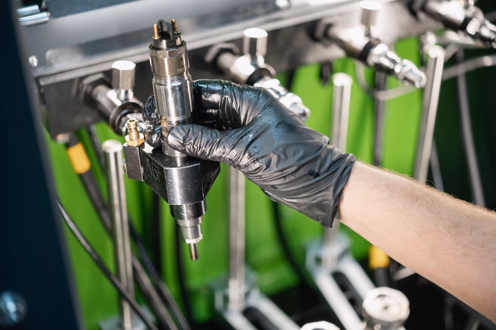 Mecánico trabajando en motor de vehículo