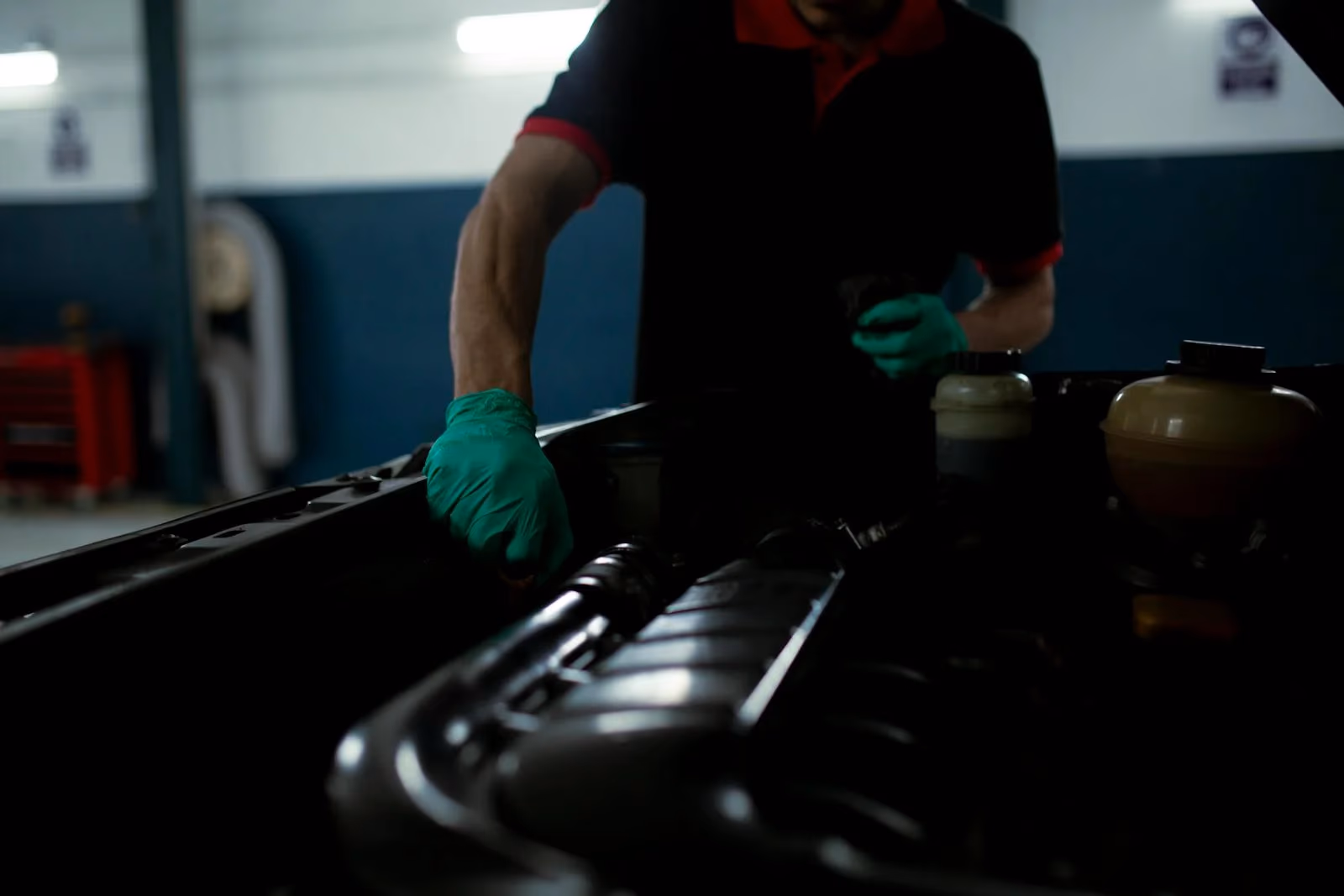 Mecánico trabajando en motor de vehículo